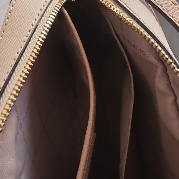 Michael Kors Cream Jet Set Crossbody Bag with Gold Accents - Picture 9 of 12